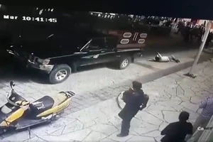 Thị trưởng bị dân trói rồi kéo lê sau xe do thất hứa