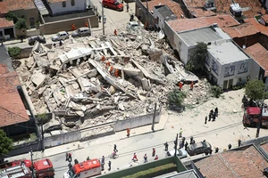 Khoảnh khắc tòa nhà Brazil đổ sập, vẫn còn nhiều người mắc kẹt