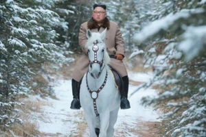 Ông Kim Jong-un cưỡi bạch mã trên núi tuyết tuyệt đẹp