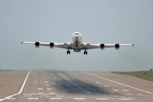 Máy bay Mỹ thiệt hại 2 triệu USD vì đâm phải chim trời