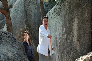 Phu nhân ông Kim Jong-un xuất hiện sau 4 tháng vắng bóng