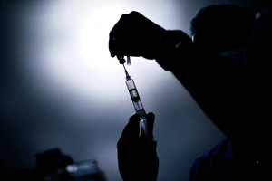 Pakistan: 900 trẻ nhiễm HIV nghi do bác sĩ dùng chung kim tiêm