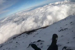 Tìm thấy thi thể nghi của YouTuber livestream leo núi Phú Sĩ