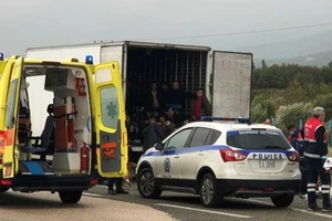 Phát hiện 41 người nhập cư trốn sau xe đông lạnh ở Hy Lạp