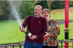 Vừa hay tin khỏi bệnh ung thư lại nghe báo trúng số độc đắc