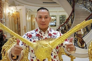 Vua cần cẩu khoe nhà dát vàng, sống chung với 4 bà vợ