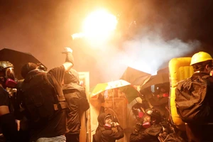 Quốc hội Mỹ thông qua dự luật Hong Kong, ông Trump gặp khó