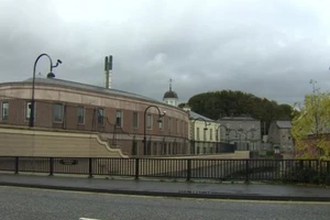 Anh bắt người Việt nghi nhận 8 tỉ đồng cần sa qua bưu điện