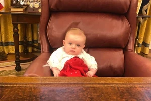 Ông Trump cho cháu gái ngồi vào ghế tổng thống