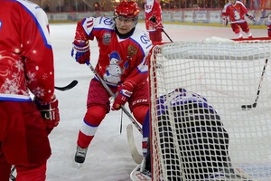 Ông Putin mặc áo người tuyết chơi khúc côn cầu mừng Giáng sinh