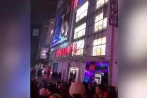 Hai người tử vong vì bị người nhảy lầu tự tử rơi trúng