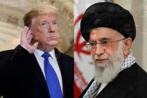 Tổng thống Trump (trái) và Lãnh tu tối cao Iran Ali Khameinei. Ảnh: AP Tổng thống Iran Rouh