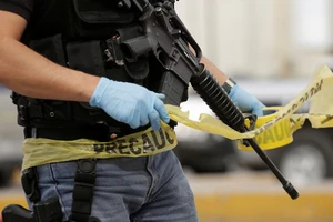 Học sinh 11 tuổi xả súng vào giáo viên và bạn học