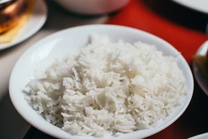 Người giúp việc lén trộn chất ô uế vào cơm cho chủ nhà ăn để "ếm bùa". Ảnh: CNA