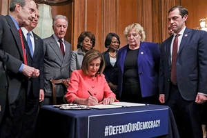 Hạ viện chuyển điều khoản luận tội ông Trump lên Thượng viện