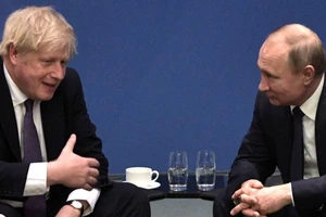 Thủ tướng Anh Boris Johnson (trái) và Tổng thống Nga Vladimir Putin bên lề hội nghị về Libya ở Berlin. Ảnh: NEWS SKY