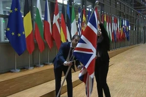 Quốc kỳ Anh được đưa đi khỏi khu vực cắm cờ các nước thành viên Hội đồng châu Âu. Ảnh cắt từ video 