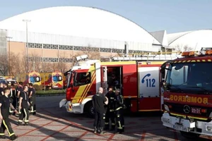 Máy bay lòng vòng trên không để hết nhiên liệu mới hạ cánh