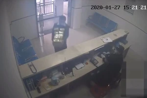 Hối hả đem tặng đồn cảnh sát 500 khẩu trang rồi bỏ chạy