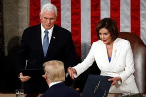 Ông Trump không bắt tay bà Pelosi khi đọc thông điệp liên bang