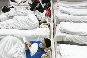 Bệnh nhân đang được cách ly điều trị tại một bệnh viện dã chiến ở Vũ Hán. Ảnh: XINHUA