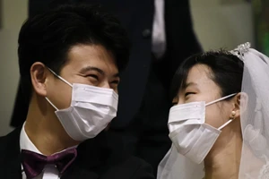Cô dâu chú rể mang khẩu trang tại lễ cưới tập thể ở Seoul. Ảnh: AFP