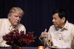 Tổng thống Donald Trump (phải) trong cuộc gặp Tổng thống Philippines Rodrigo Duterte (phải) ở Manila hồi tháng 11-2017. Ảnh: REUTERS