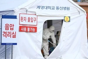 Một phòng cách ly tạm thời được dựng bên ngoài một bệnh viện ở TP Daegu. Ảnh: YONHAP