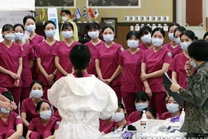 Sinh viên Học viện Điều dưỡng Lực lượng Vũ trang Hàn Quốc được hướng dẫn phòng chống COVID-19 tại TP Daejeon ngày 2-3. Ảnh: YONHAP