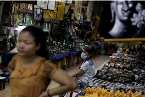 Nhiễm COVID-19 vì uống rượu, hút thuốc lá chung