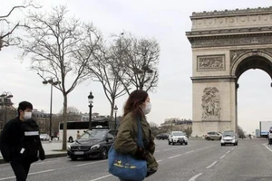 Đường phố Paris vắng vẻ trong mùa dịch. Ảnh: AP