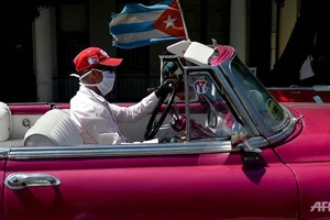 Xe cổ chuyên phục vụ du khách trên đường phố thủ đô Havana. Ảnh: AFP