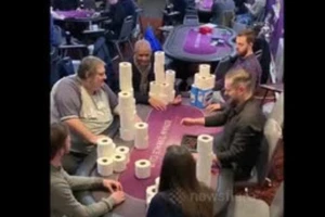 Mùa COVID-19, đánh bài 'ăn' giấy vệ sinh