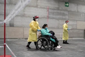 Bệnh nhân COVID-19 đến bệnh viện quân đội được thành lập tại trung tâm hội nghị IFema ở Madrid, Tây Ban Nha. Ảnh: REUTERS