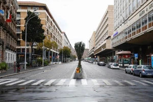 Đường phố Ý vắng vẻ sau lệnh phong tỏa. Ảnh: REUTERS