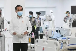 Tổng thống Indonesia Joko Widodo đến thăn khu Làng vận động viên Kemayoran, nơi đang dựng tạm bệnh viện dã chiến để điều trị cho bệnh nhân nhiễm COVID-19 tại Jakarta. Ảnh: REUTERS