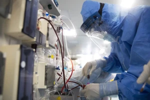 Nhân viên y tế kiểm tra thiết bị khi họ điều trị cho bệnh nhân COVID-19 tại một bệnh viện ở Vũ Hán vào ngày 19 tháng 3. Ảnh:AFP