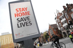 Một người bệnh được đưa lên xe cấp cứu tại Bệnh viện Brooklyn, New York ngày 27-3 - Ảnh: REUTERS