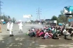 Dân mạng Ấn Độ phẫn nộ vụ công nhân nghèo bị xịt khử trùng