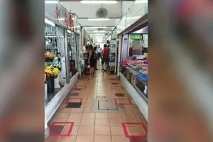 Một khu chợ ở Singapore kẻ ô để người mua hàng giữ khoảng cách an toàn trong mùa dịch COVID-19. Ảnh: CNA