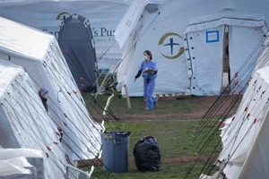 Bệnh viện dã chiến được lập nên tại Central Park, New York, giữa dịch Covid-19. Ảnh: REUTERS