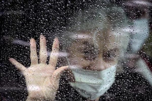 Bà Judie Shape, 81 tuổi, đã được chữa khỏi bệnh COVID-19 tại Trung tâm Chăm sóc sự sống của Kirkland, Washington đang trên đường về nhà cùng con gái. Ảnh: REUTERS