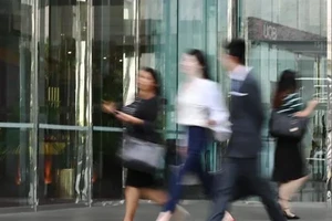 Nhân viên văn phòng tại tòa nhà Raffles Place ở Singapore. Ảnh: CNA