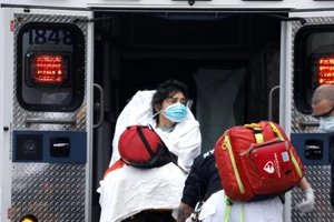 Một bệnh nhân COVID-19 sống ở khu phố Harlem, quận Manhattan, thành phố New York được đưa vào bệnh viện bằng xe cứu thương. Ảnh: REUTERS