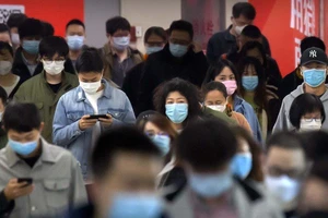 Người dân Bắc Kinh (Trung Quốc) tuân thủ đeo khẩu trang khi di chuyển tại một ga tàu điện ngầm. Ảnh: AP