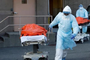 Nhân viên y tế đưa thi thể bệnh nhân COVID-19 từ Trung tâm Y tế Wyckoff Heights, quận Brooklyn, thành phố New York, bang New York ra ngoài. Ảnh: REUTERS