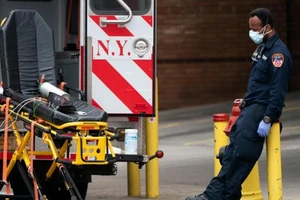 Một nhân viên y tế tạm nghỉ mệt bên ngoài Trung tâm y tế Wyckoff Heights ở Brooklyn, New York. Ảnh: REUTERS