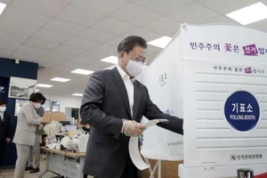 Tổng thống Hàn Quốc Moon Jae-in đi bỏ phiếu tại một điểm bầu cử ở thủ đô Seoul trong ngày bỏ phiếu sớm 11-4. Ảnh: YONHAP