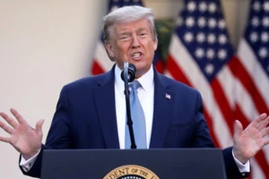 Tổng thống Mỹ Donald Trump phát biểu trong cuộc họp báo về COVID-19, tại Nhà Trắng ngày 15-4. Ảnh: REUTERS