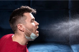 Một cơn ho có thể khiến giọt bắn bay xa 2 mét trong vòng chưa đến 3 giây. Ảnh: SHUTTERSTOCK